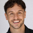 Phillip Schnetler als Charl