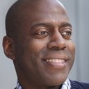 Deon Richmond als Mini Cochran