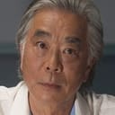 Denis Akiyama als Dr. Fachita