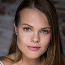 Olivia Hadlow als TV Reporter