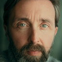 Richard McFerran als Father John Doyle