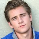 Luke Benward als John Wise