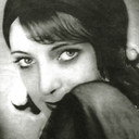 Dria Paola als Viennese Child's Mother