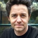 Julien Goetz als French journalist in the USA