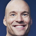 Simon Talbot als Vært