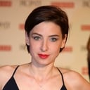 Martina Ebm als Bettina