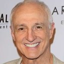 Michael Gross als Hiram Gummer