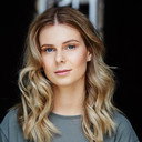 Amy Raffe als Elizabeth Redwood