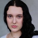 Katie Brown als Lucy