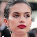 Sara Sampaio als Anna