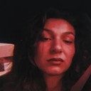 Mae Shade als Riley
