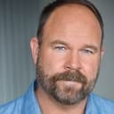Mark Rowe als 