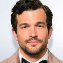 Paul Anthony Kelly als John F. Kennedy Jr.