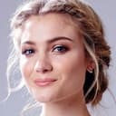 Skyler Samuels als Courtney