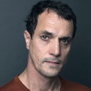 Romans Suarez-Pazos als Mr. Thomasin