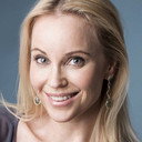 Sofia Helin als Mona