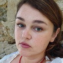 Lora Dekova als She
