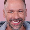 Shane Kenyon als James