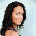 Jenna Dwyer als General Zia