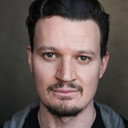 Sam Thackwell als Damien Lombardi