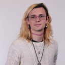 Kelyn Gouveia als Smiling Man