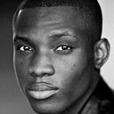 Emmanuel Kojo als Curio