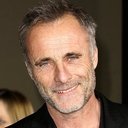 Timothy V. Murphy als Constantine Bach