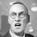 Wilfrid Brambell als Mr. Pullen (uncredited)