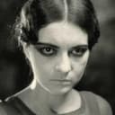 Edna Tichenor als Luna, Bat Girl