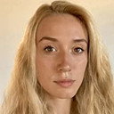 Roma Lucero als Bar Patron