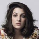 Clarice Falcão als Cantora de Rua