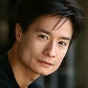 Matthew Yang King als The Persuader / Arkham Director (voice)