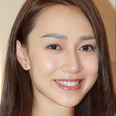 Carmaney Wong als Host