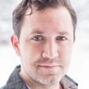 Brendan Hunter als Radio Announcer (voice)