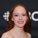 Amybeth McNulty als Nora Von Riesen