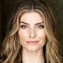 Caitlin Bassett als Addison Augustine