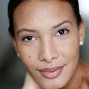 Djinda Kane als Claire