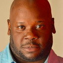 Kash Goins als Flower Kiosk Worker