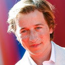 Skyler Gisondo als Howard Stacy