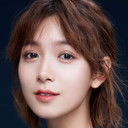 Daphne Low als Alian