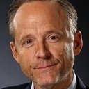John Benjamin Hickey als Dr. Mitchell