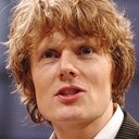 Julian Rhind-Tutt als Dr. George Bradman