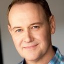 Sean Donnellan als Reporter