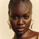 Akona Adichol als Self