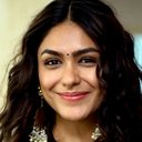 Mrunal Thakur als Divya