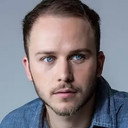 Garion Dowds als Baxter Zevcenko