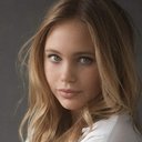 Tallulah Evans als Lexy