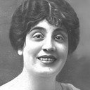 Antonia Plana als Señora Russell