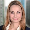 Diana Pavlovská als Flight Attendant