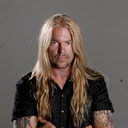 Jari Kainulainen als Bass guitar